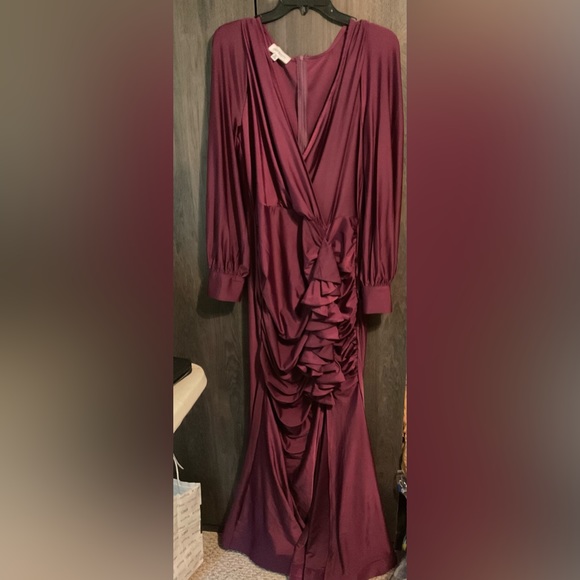 Formal gown - Picture 2 of 2